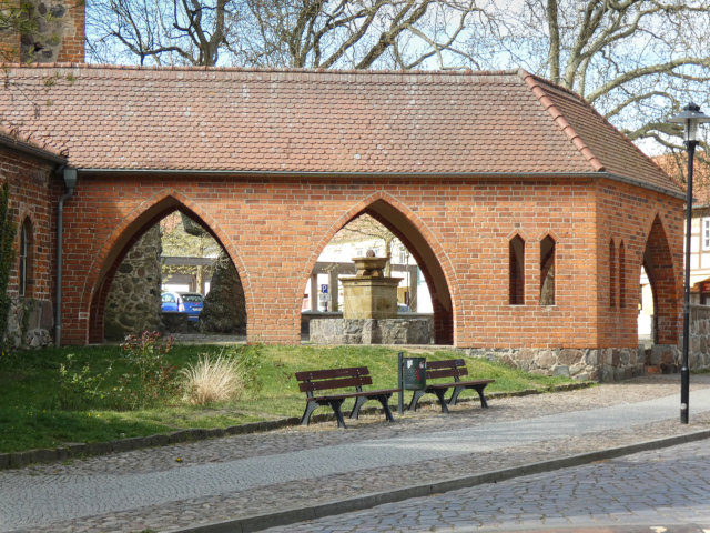 Templin Stadtmuseum mit Brunnen